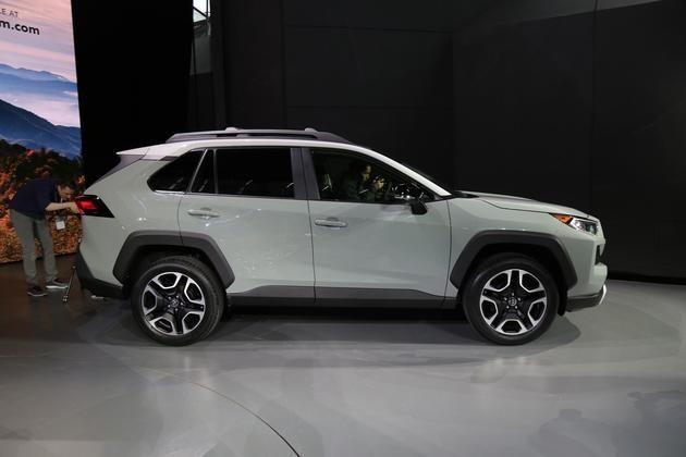豐田全新RAV4或?qū)⑻峁┢咦?加長30mm的軸距有用了 豐田全新RAV4或?qū)⑻峁┢咦?加長30mm的軸距有用了
